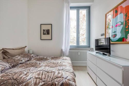 Easylife - L abbraccio dell affascinante P Romana - main image