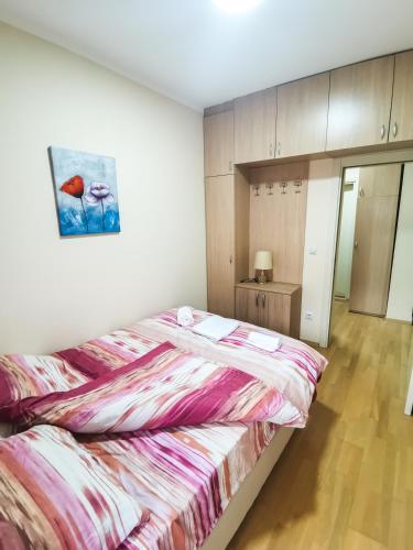 1 king bed, 1 sofa bed
