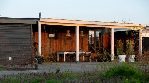  Hip huisje aan de Maas in Lith