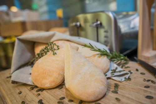 Holiday Inn Manchester West an IHG Hotel - image 10