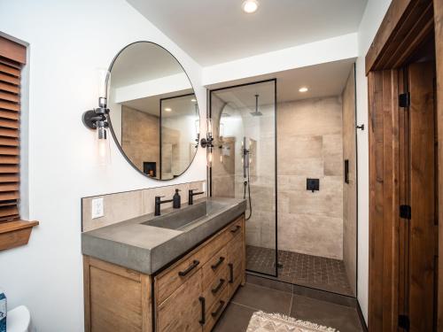 Lake Ridge Escape Surrounded by the Lake and Mountains Indoor and Outdoor Fireplace Private Jacuzzi - main image