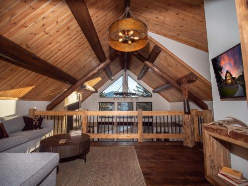 Lake Ridge Escape Surrounded by the Lake and Mountains Indoor and Outdoor Fireplace Private Jacuzzi - image 3