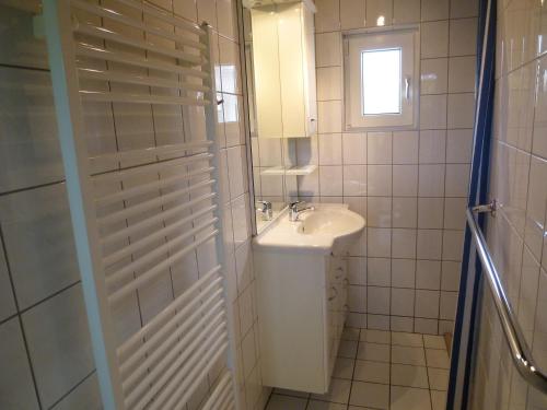 Detached bungalow perfect for water sports and nature enthusiasts - image 7