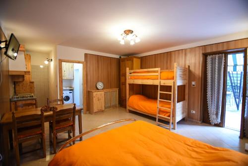 1 queen bed, 2 bunk beds