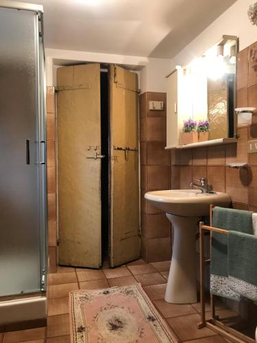 Ванна кімната, Suite Romantica con Giardino in Dimora Storica - Camera e Appartamento - B&B Palazzo Robicci in Кастільон Флорентіно