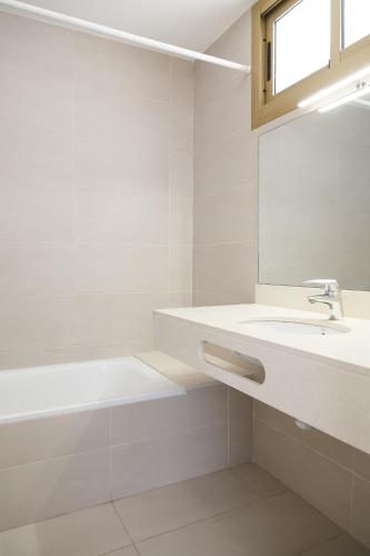 UHC ACACIAS APARTMENTS SALOU - image 3