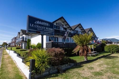 Hotellet från utsidan, Le Chalet Suisse Motel in Taupo