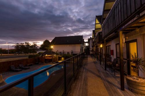 Hotellet från utsidan, Le Chalet Suisse Motel in Taupo