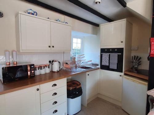 virtuve, No 4 Trelawney Apartment - Onsite Bar - Restaurant - Horse Riding in Menheniot