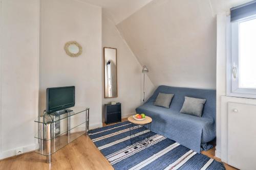 New Parisian Studio with View in the Central 11th, Paris (Foto 3)