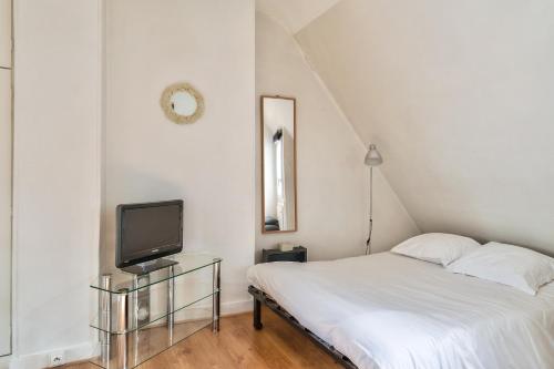 New Parisian Studio with View in the Central 11th, Paris (Foto 7)
