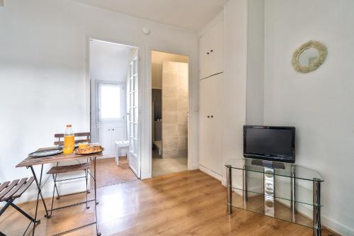 New Parisian Studio with View in the Central 11th, Paris (Foto 8)
