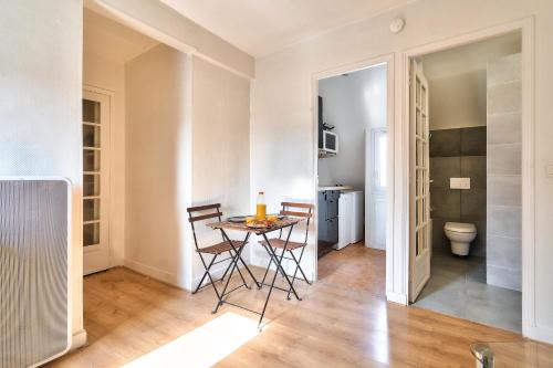 New Parisian Studio with View in the Central 11th, Paris (Foto 9)