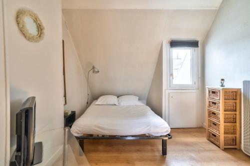New Parisian Studio with View in the Central 11th, Paris (Foto 10)