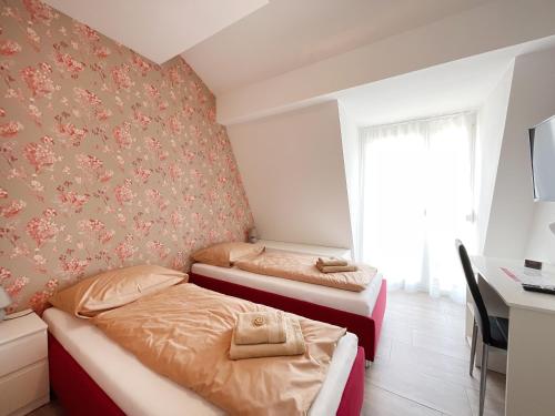 2 twin beds