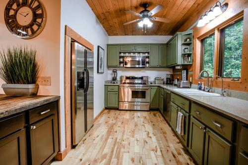 Hidden Cove Cabin - image 4