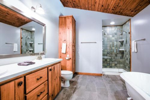 Hidden Cove Cabin - image 8