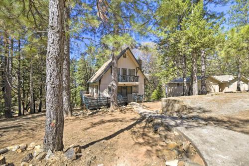 Balcony and Forest Views Cabin in Pioneer!
