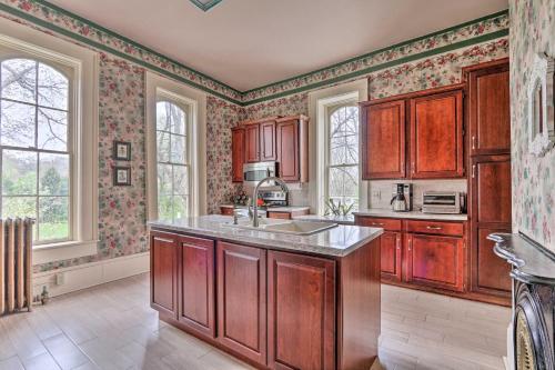 The Henry Manor - Dreamy Victorian Charmer! - image 6