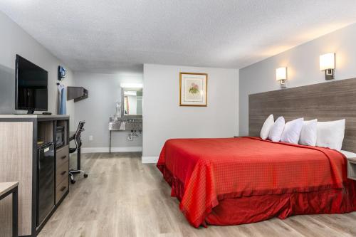 Captains Quarters Motel & Conference Center Captains Quarters Motel & Conference Center is conveniently located in the popular North Eastham area. The hotel has everything you need for a comfortable stay. Service-minded staff will welcome and g