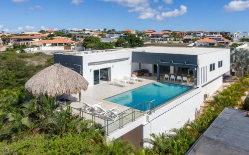 Luxe gezinsvilla met zeezicht Jan Thiel villa Grey Noble