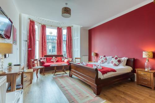 1 king bed, 1 twin bed