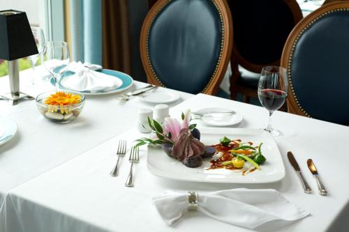Restaurant, The Waterside Inn in Mississauga (ON)