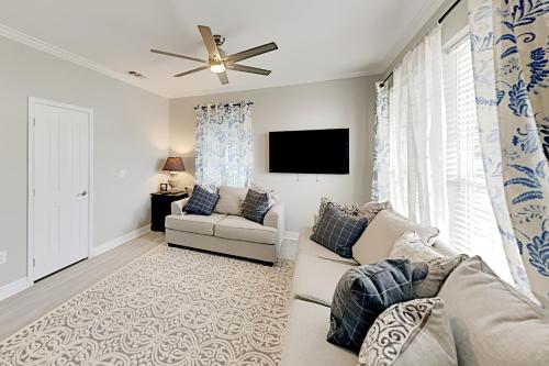 Renovated Gulf Getaway - Walk to Beach & Dining home - main image