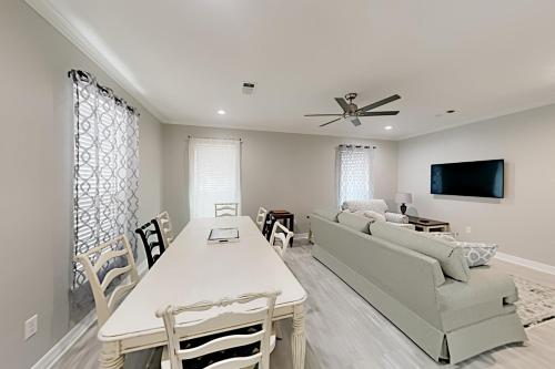 Renovated Gulf Getaway - Walk to Beach & Dining home - image 3