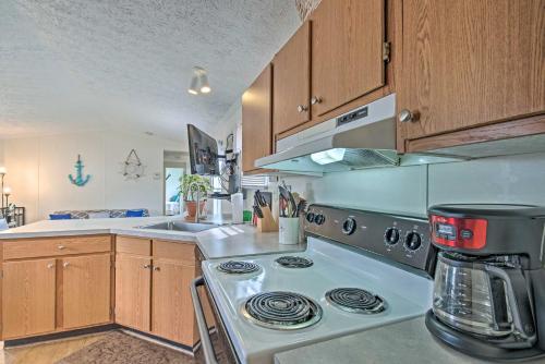 Pet-Friendly Pensacola Home with Outdoor Seating - image 8