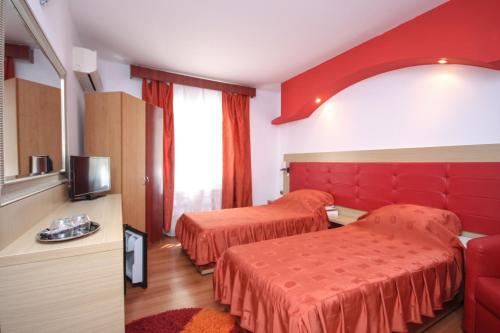 2 twin beds