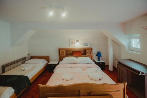 3 twin beds
