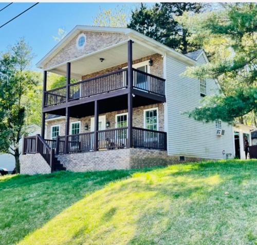 Entire house just for you!! Close to the Corvette.