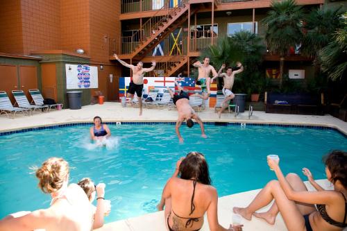 Motel 6 - Las Vegas NV - Downtown Fremont St Experience - image 13