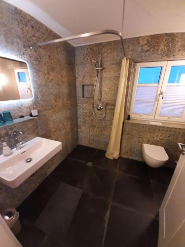 Fürdőszoba, Gemütlichkeit über der Weinrebe- 3Zi. Zi. Fewo. (Gemutlichkeit uber der Weinrebe- 3Zi. Zi. Fewo.) in Kernen