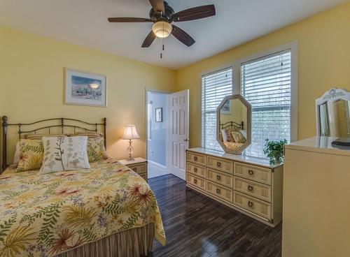 Beachcomber Beach House - Weekly Rental Just Steps to White Sand Beach! home - image 2