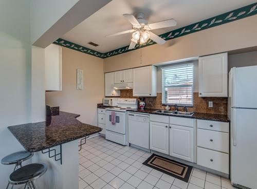 Beachcomber Beach House - Weekly Rental Just Steps to White Sand Beach! home - image 4