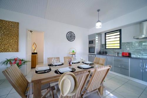 La Villa Belle Lézarde (La Villa Belle Lezarde) in Petit-Bourg