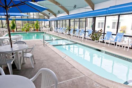 อ่างแช่น้ำร้อน, เดอะ ฮอลลี่ ทรี รีสอร์ต โฮเต็ล อะ วีไออาร์ รีสอร์ต (The Holly Tree Resort Hotel a VRI Resort) in เวสต์ ยาร์เมาท์ (MA)