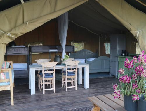  Safaritent bij Pipowagen en kampeerhoeve s Gravenhof, Unterkunft in Netterden