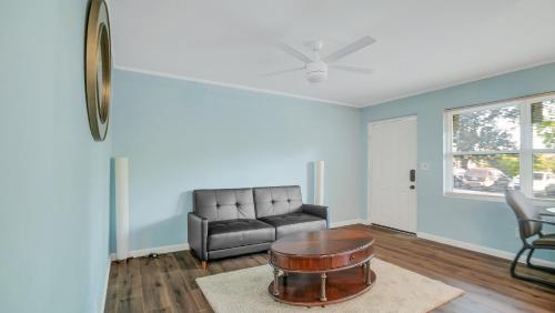 Newly Renovated Luxury Apartment Near Coffee Shops & More! - image 6