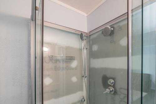 Newly Renovated Luxury Apartment Near Coffee Shops & More!