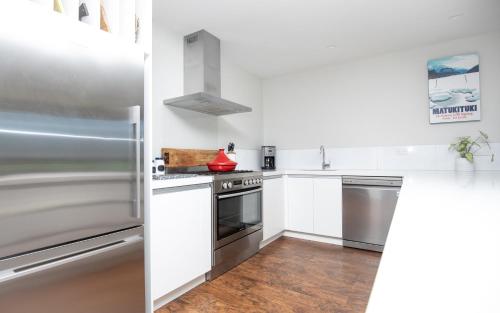 Kitchen, Matukituki Lodge in Other