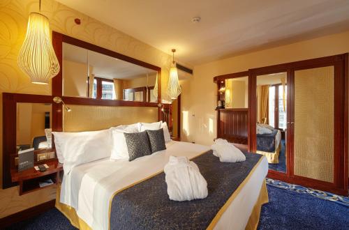 Deluxe Double Room (2 Adults + 1 Child)