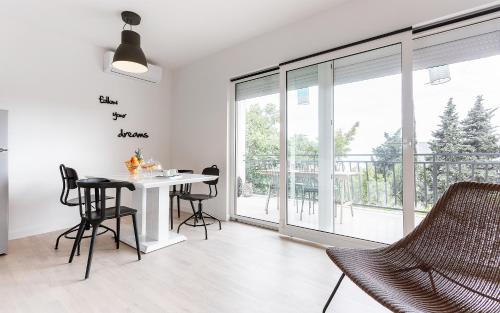 Apartment Black & White, Split (photo 5)