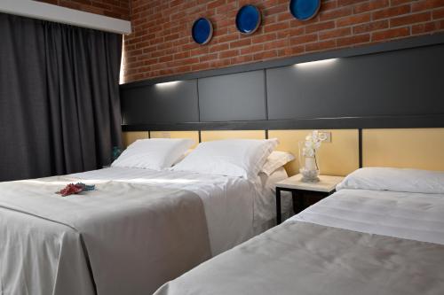 1 queen bed, 1 twin bed