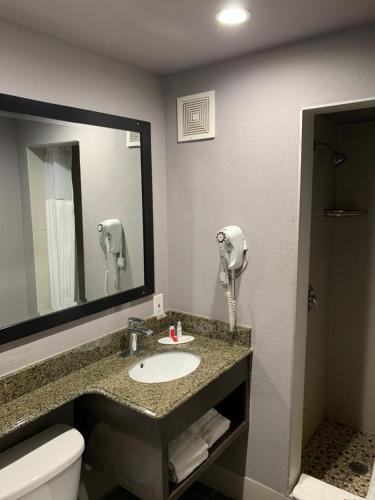 Dusche, Skyways Hotel near Los Angeles International Airport