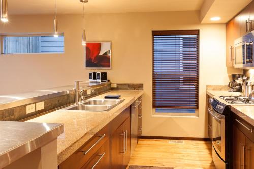 Alexander's 4 Seasons townhouse - image 2