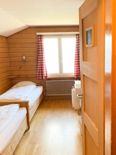 2 twin beds
