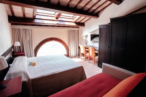 1 queen bed, 1 twin bed